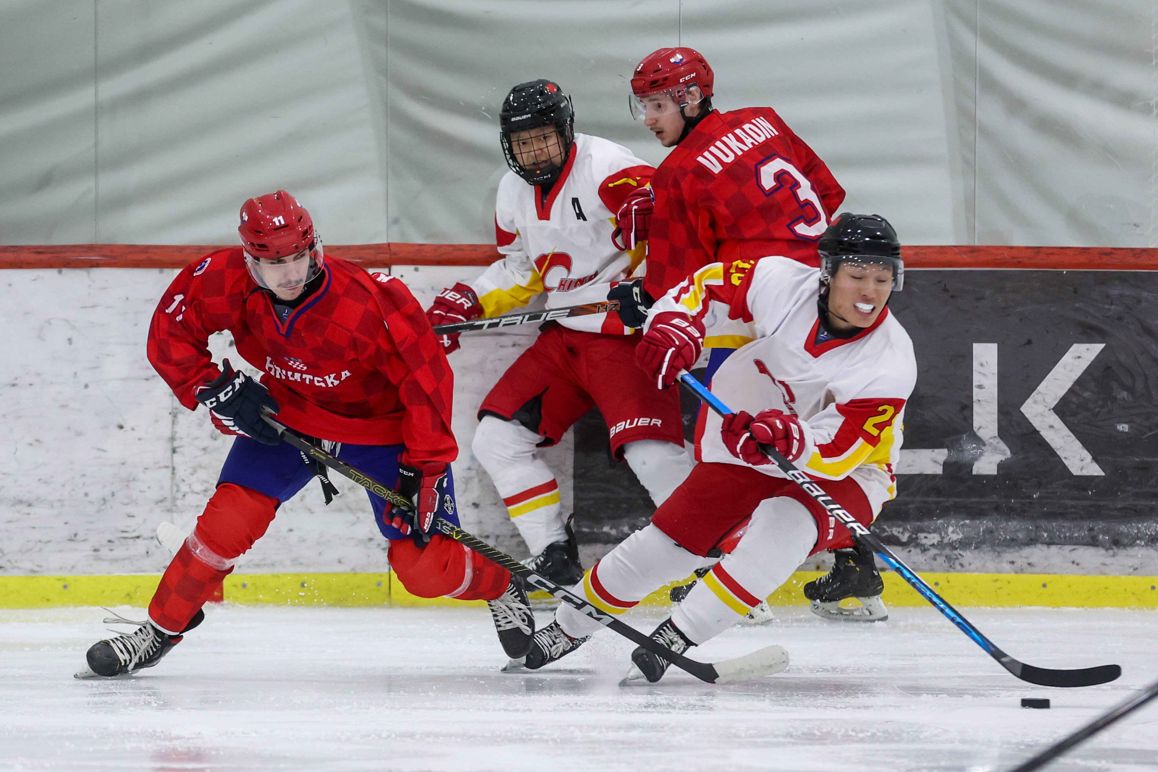 一场激烈的比赛在赛场上展开