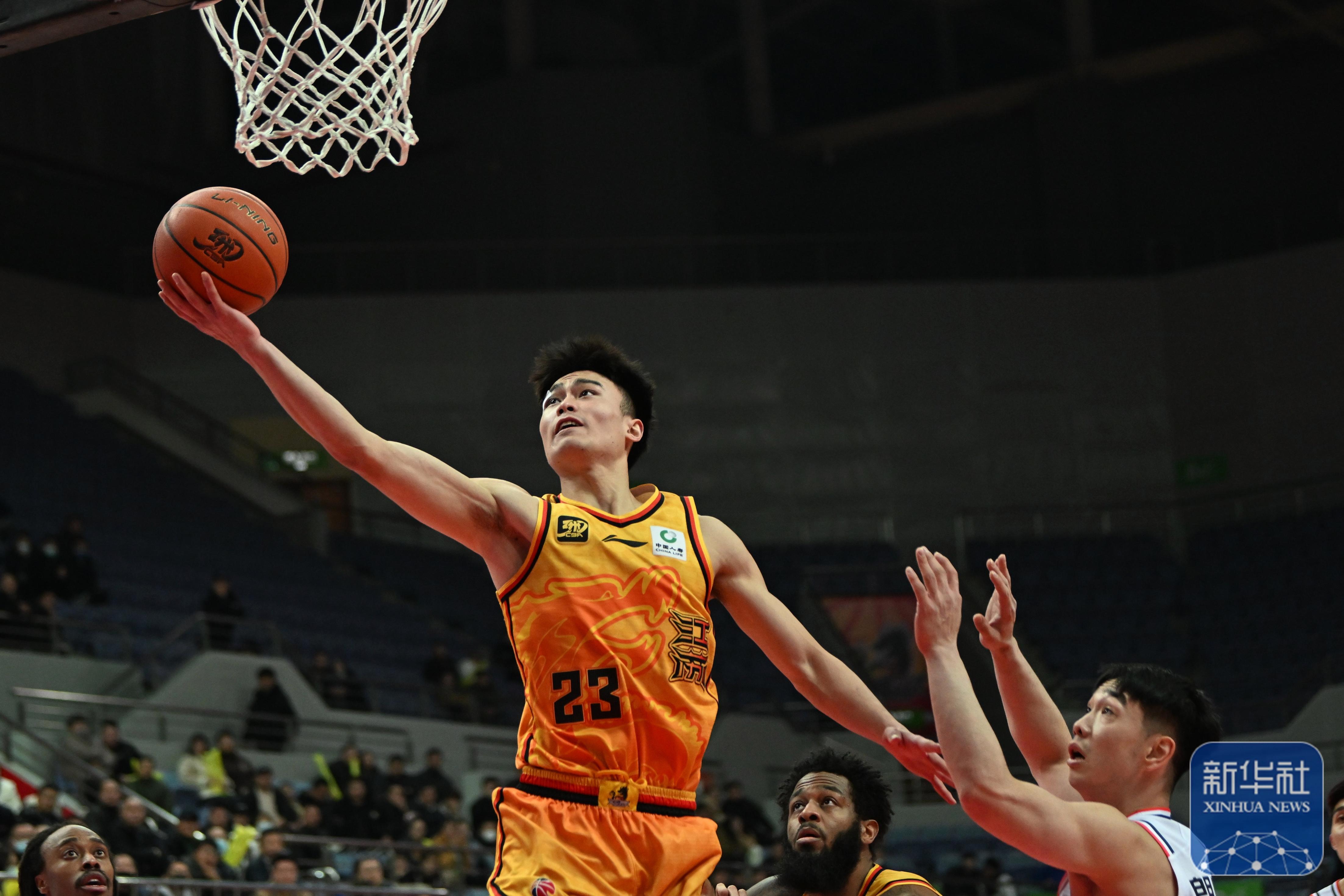 一场激烈的比赛在赛场上展开