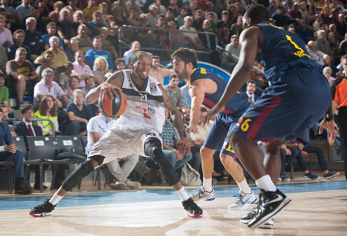 篮球壮观对决，双方争夺胜利而出