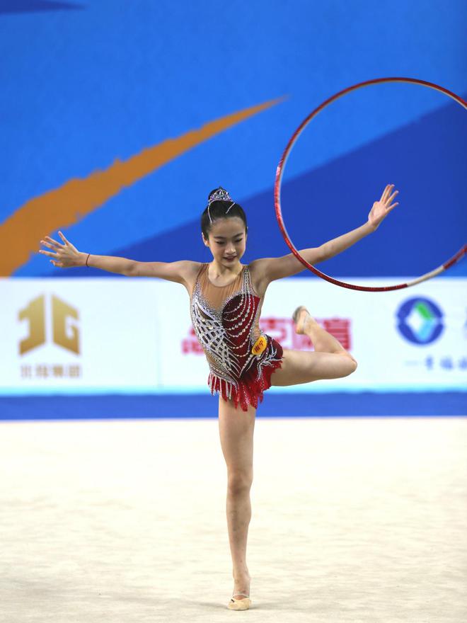 -运动员投入比赛，在关键时刻大显身手