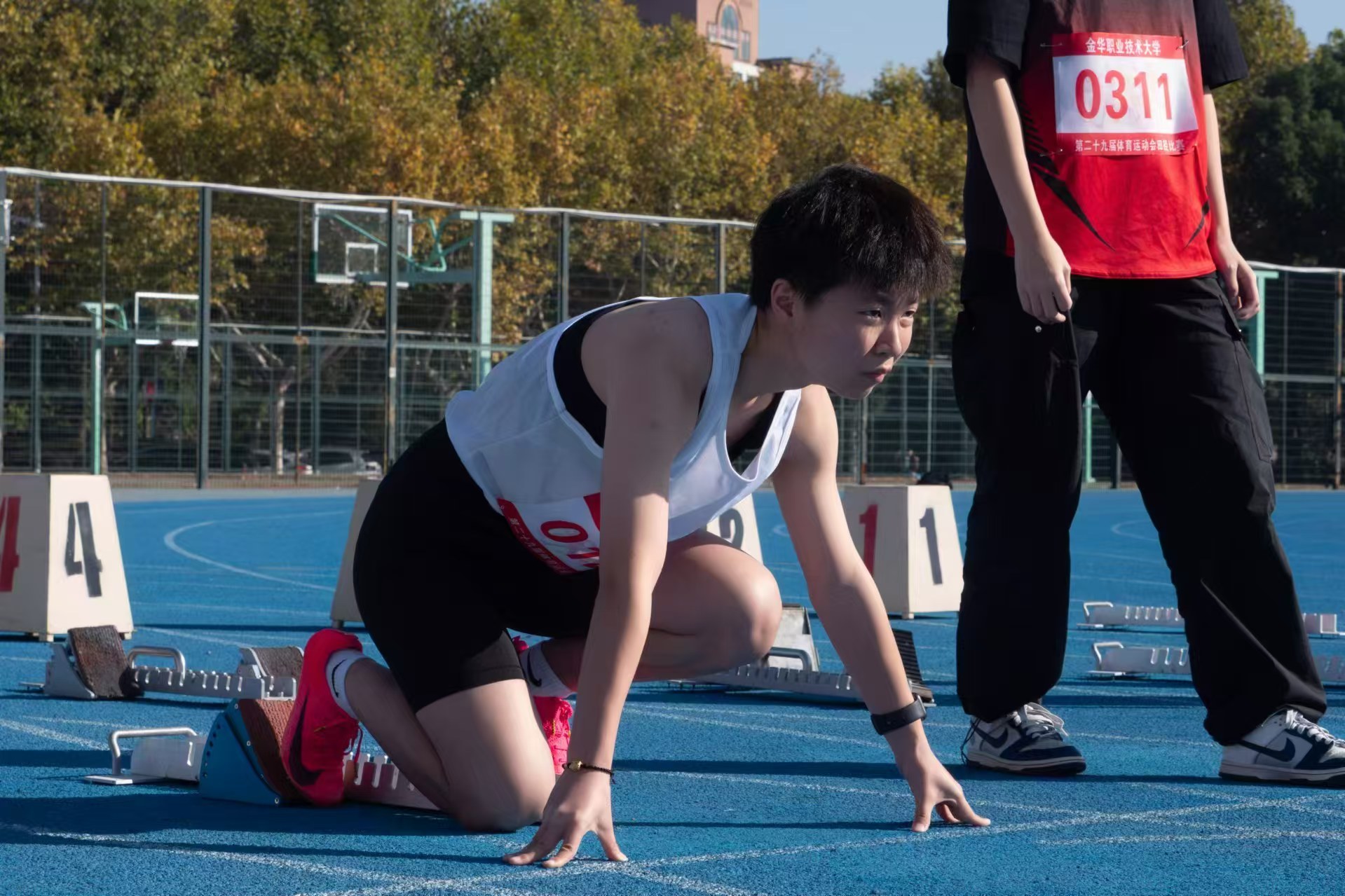 运动员投入比赛，在关键时刻大显身手