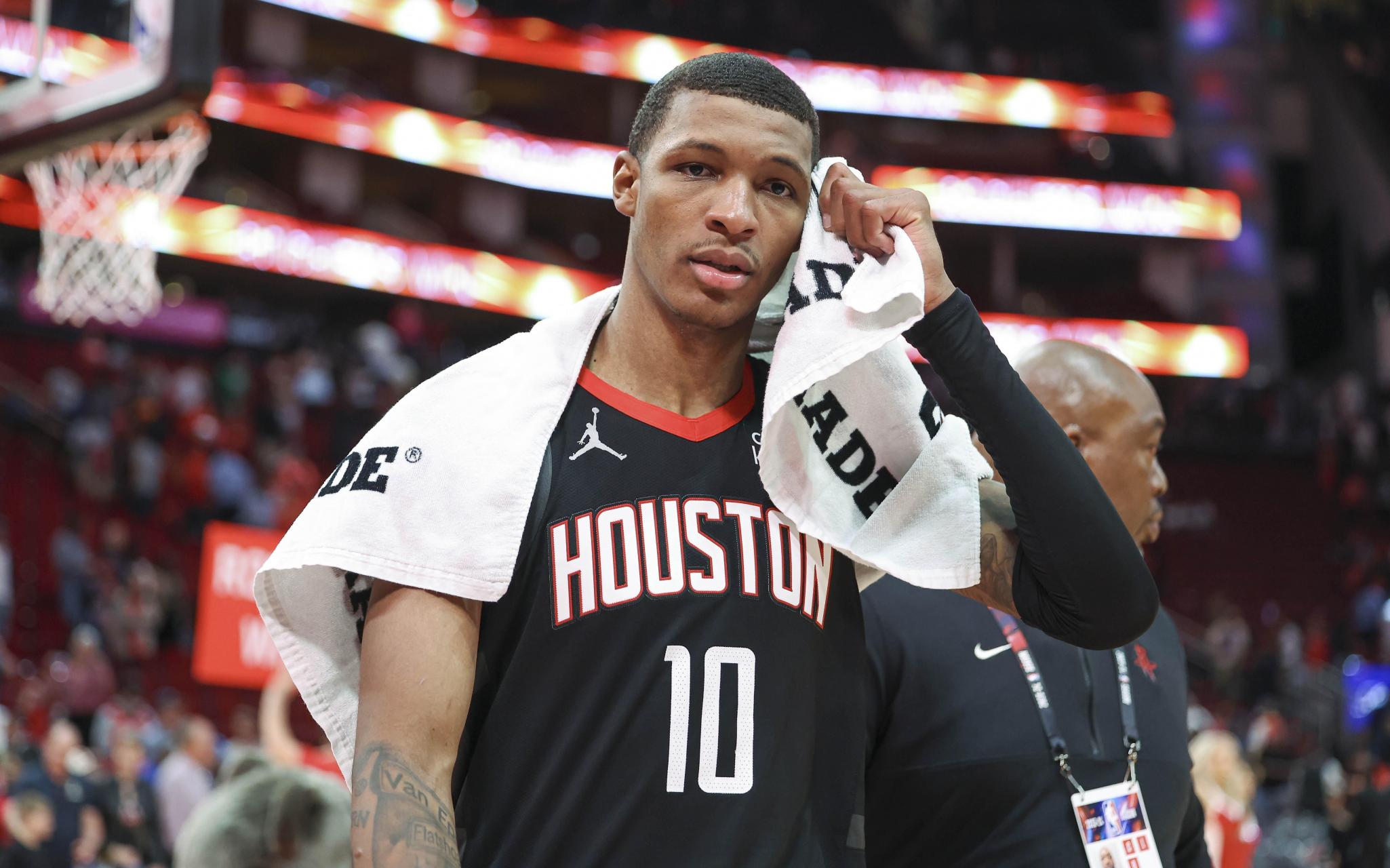 包含火箭再度胜出，球队整体发挥十分出色的词条