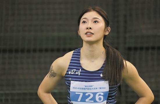 FB体育在线-举重冠军喜笑颜开，创造个人最佳成绩夺冠的简单介绍