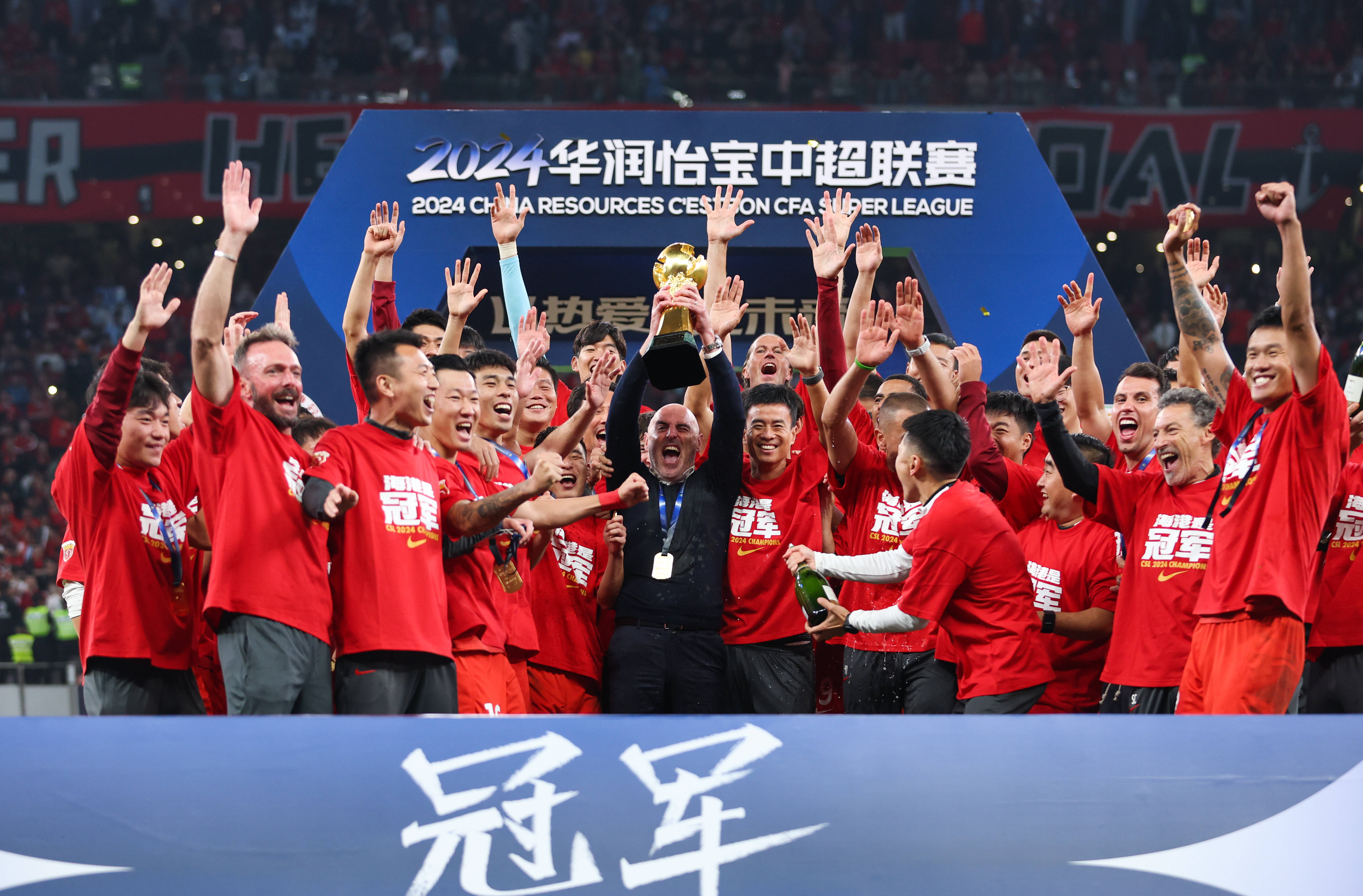 本赛季足球联赛冠军由哪支球队夺得