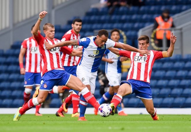 包含阿尔梅里亚击败对手，取得关键三分的词条