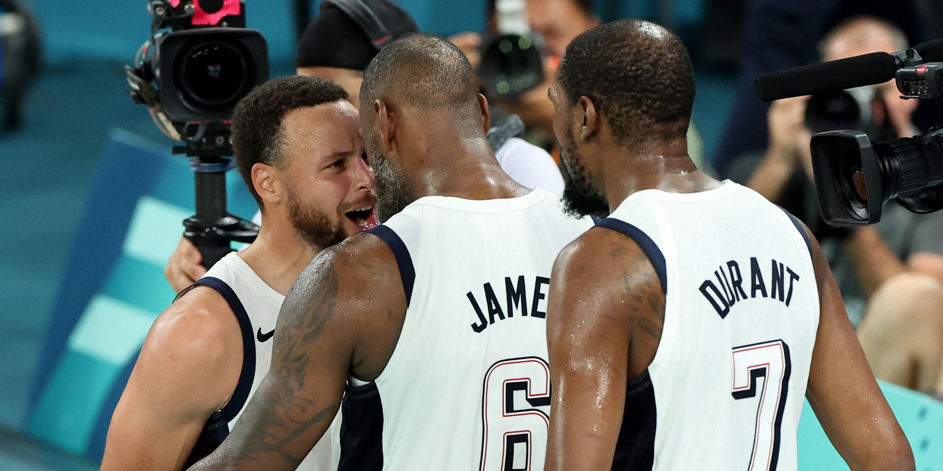 篮球男子半决赛中，美国队取得胜利