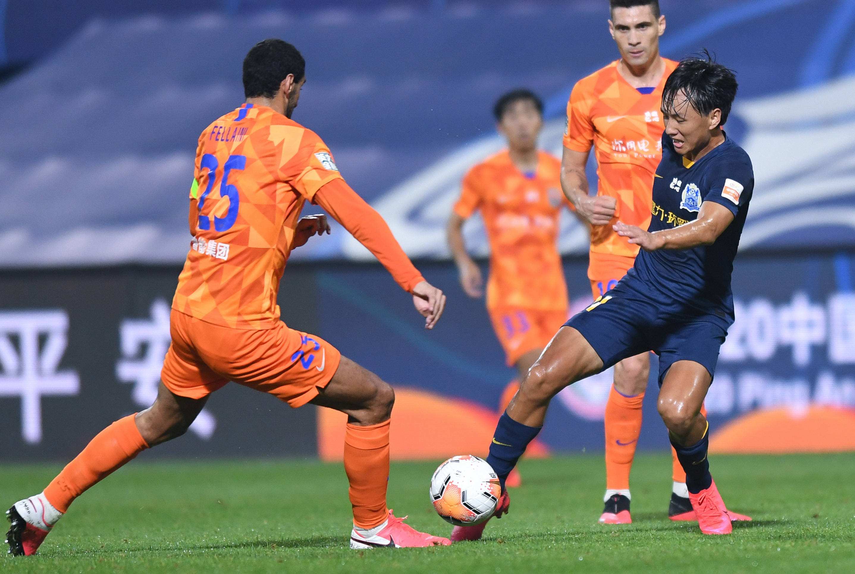 广州德比战火爆上演,恒大客场擒富力夺胜的简单介绍 广州德比战火爆上演,恒大客场擒富力夺胜的简单介绍