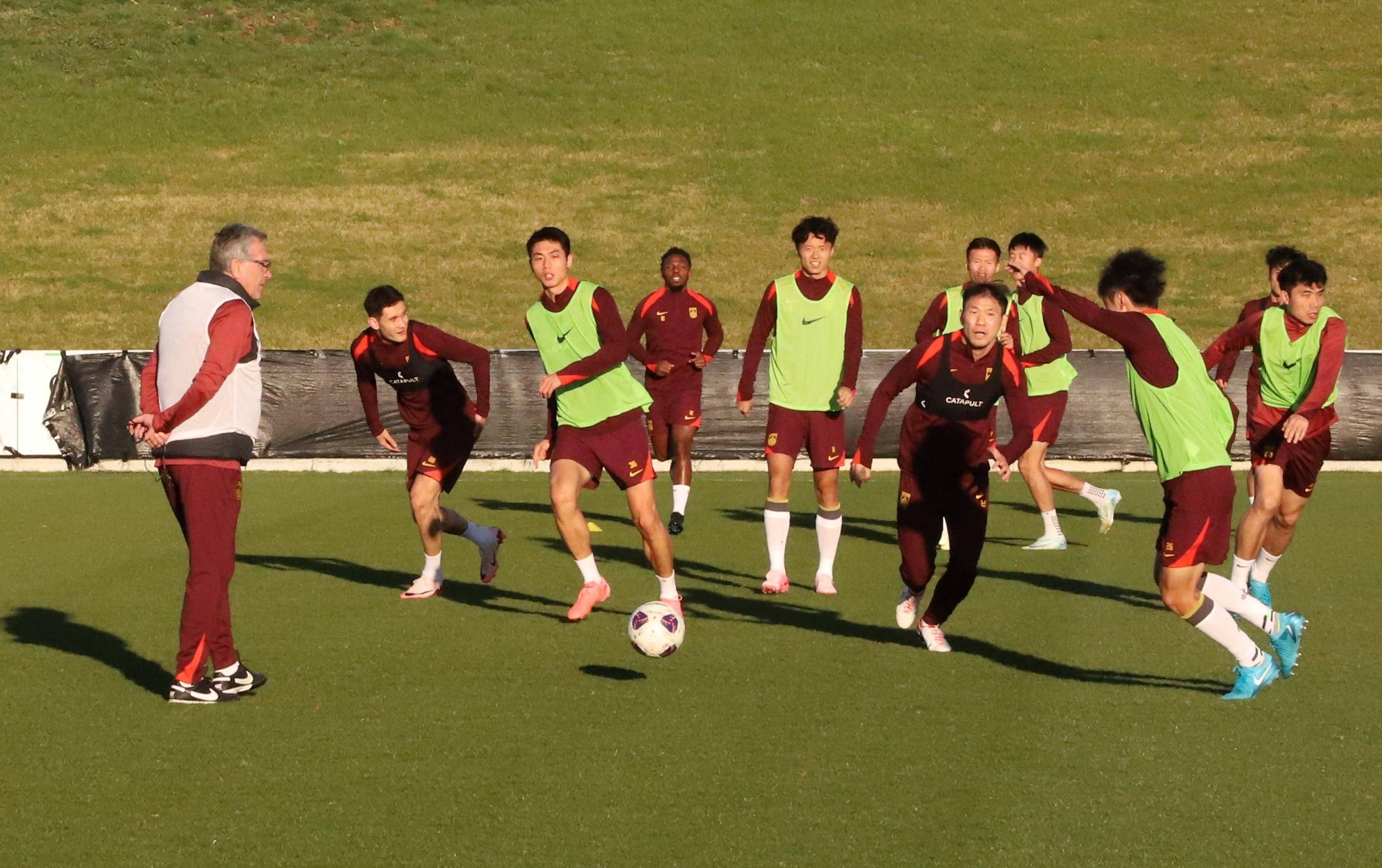 双方球员在激烈对抗中展现出顶尖水平 双方球员在激烈对抗中展现出顶尖水平