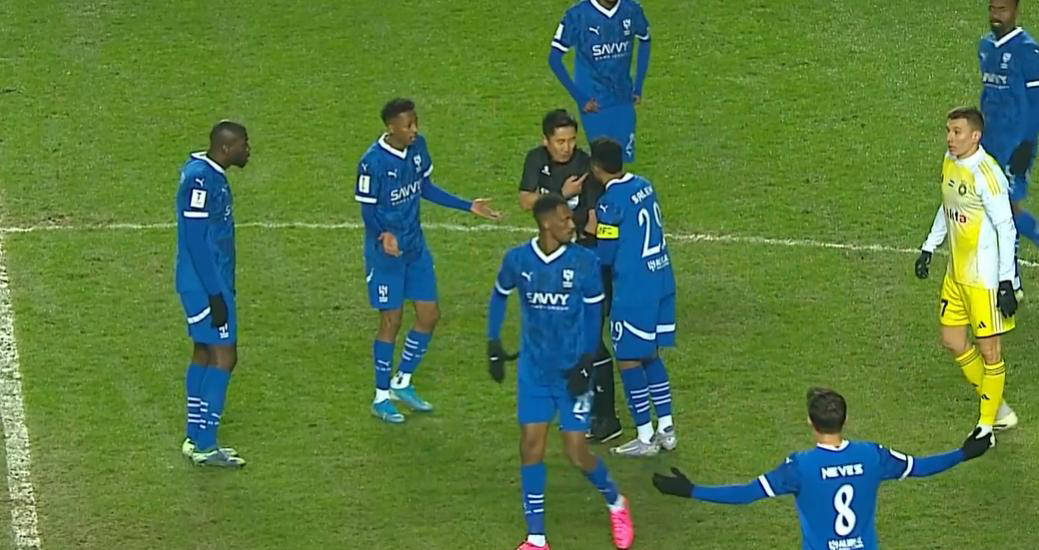 双方球员在激烈对抗中展现出顶尖水平 双方球员在激烈对抗中展现出顶尖水平