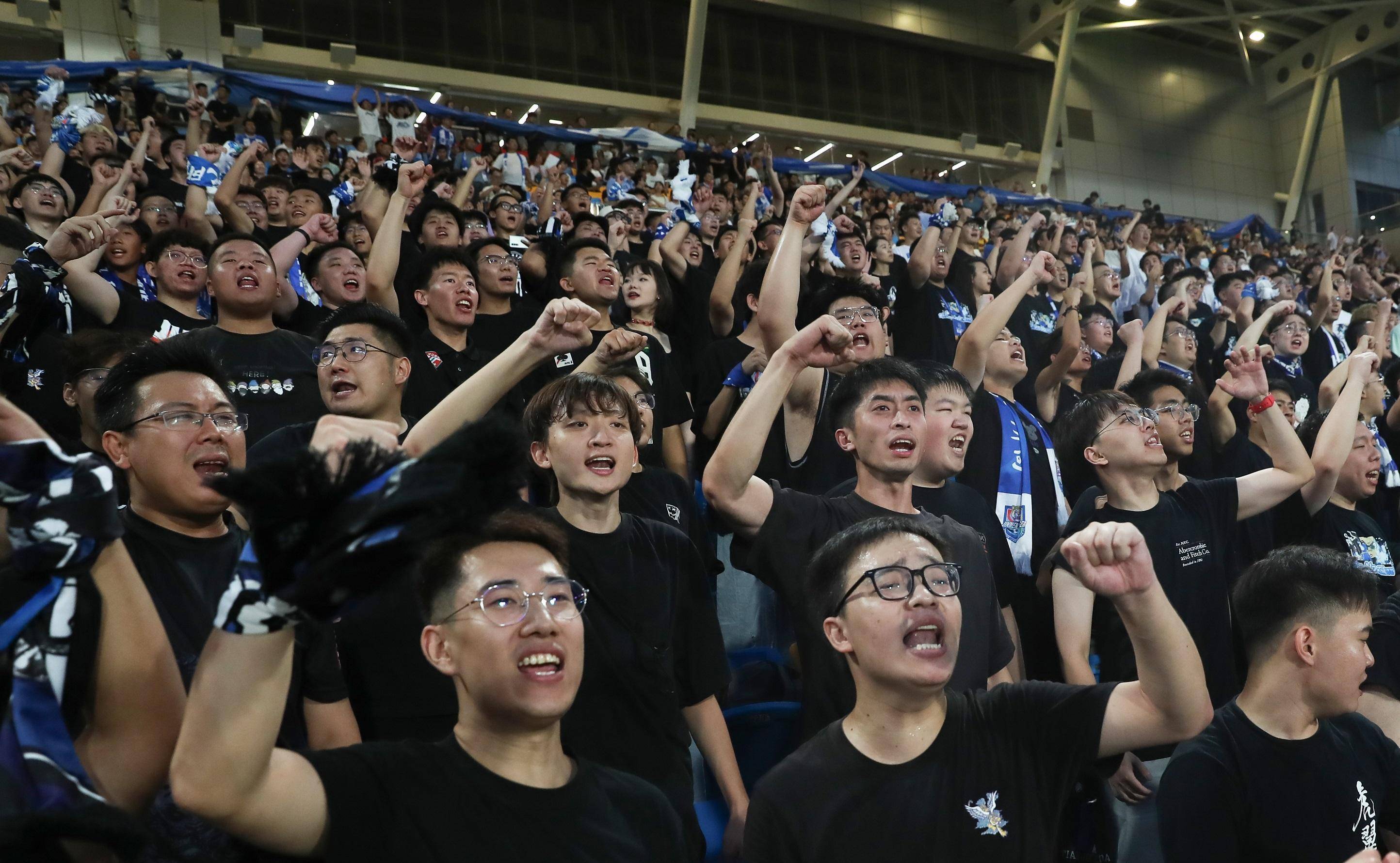 包含激情的比赛激发了球迷的热情，赛场上的精彩一览无余的词条