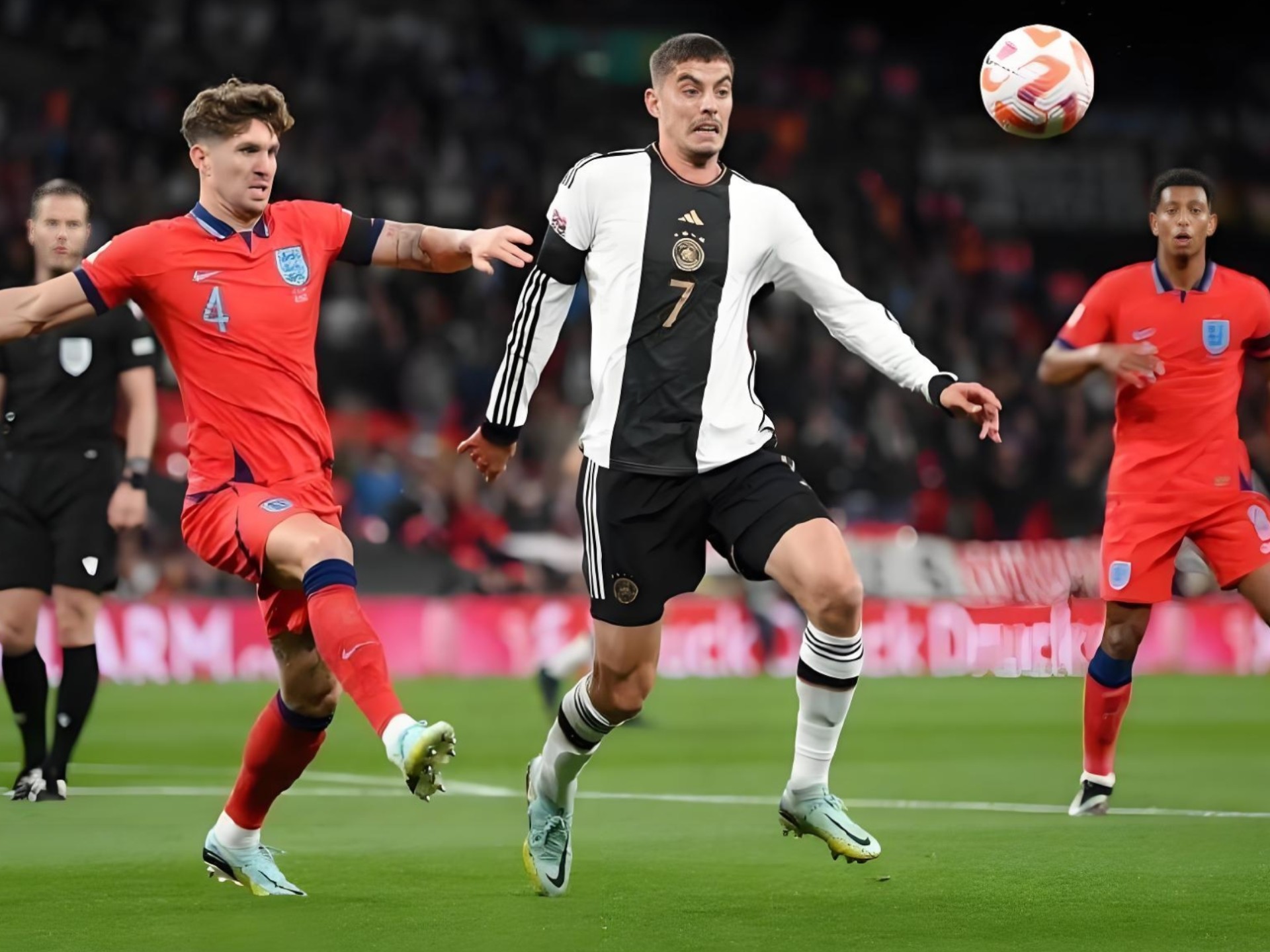 关于英格兰击败波兰，取得背靠胜利的信息