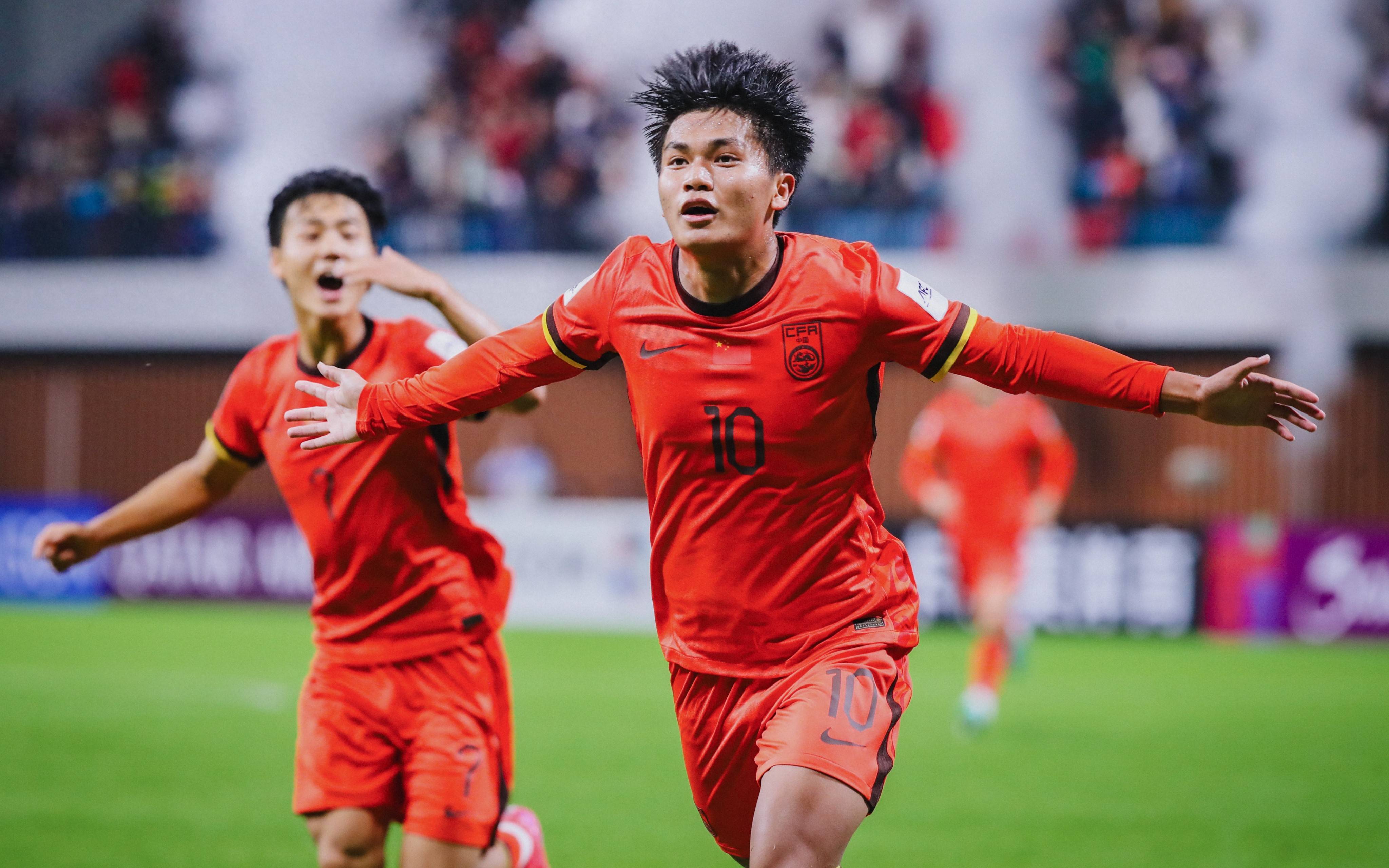 -关于中国国内足球赛事激烈角逐，球员发挥亮眼的信息