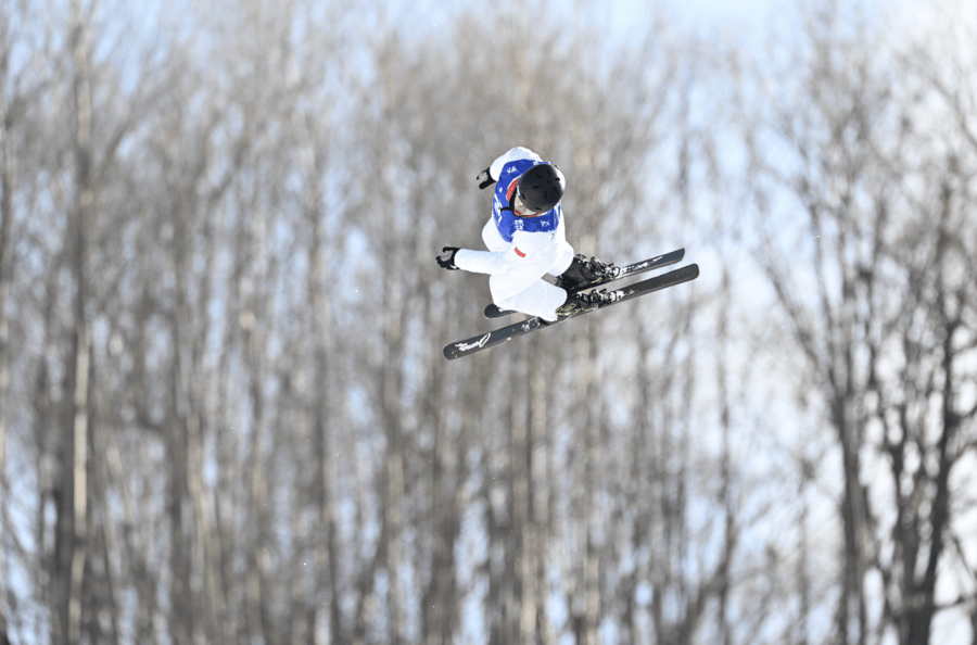 奥地利滑雪选手勇夺金牌，实现再次突破