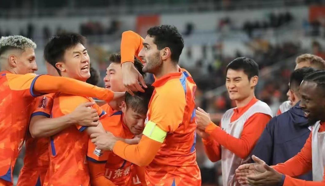 关键时刻决胜负,球员突破对方防线成功得分 关键时刻决胜负,球员突破对方防线成功得分