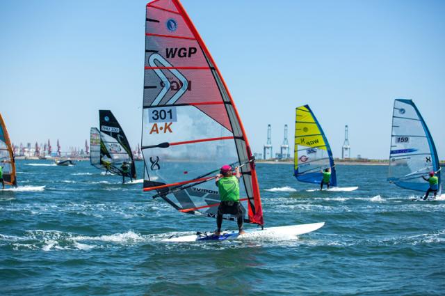 卫冕冠军澳大利亚帆船队获胜