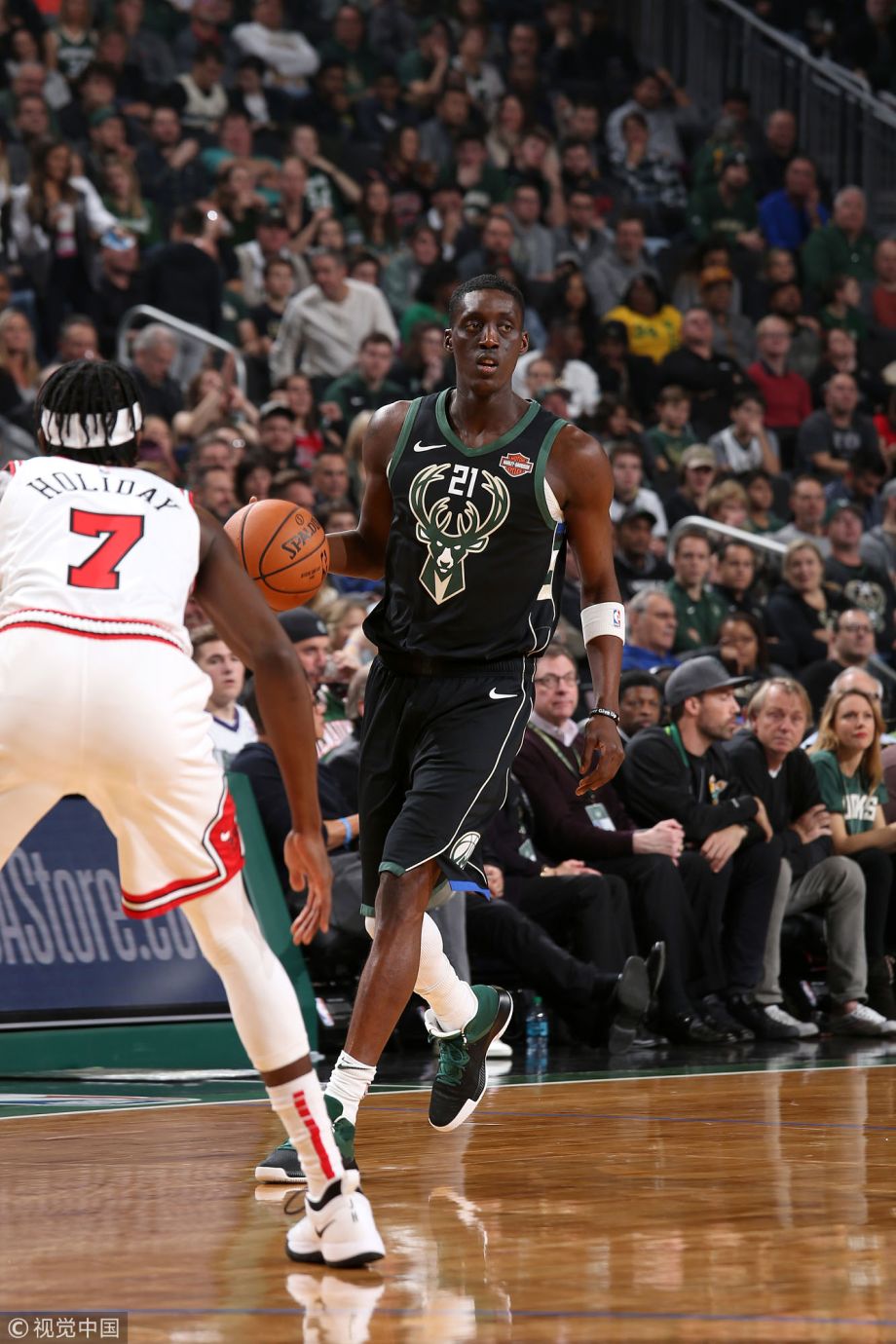 雄鹿队逆转胜出，继续保持不败