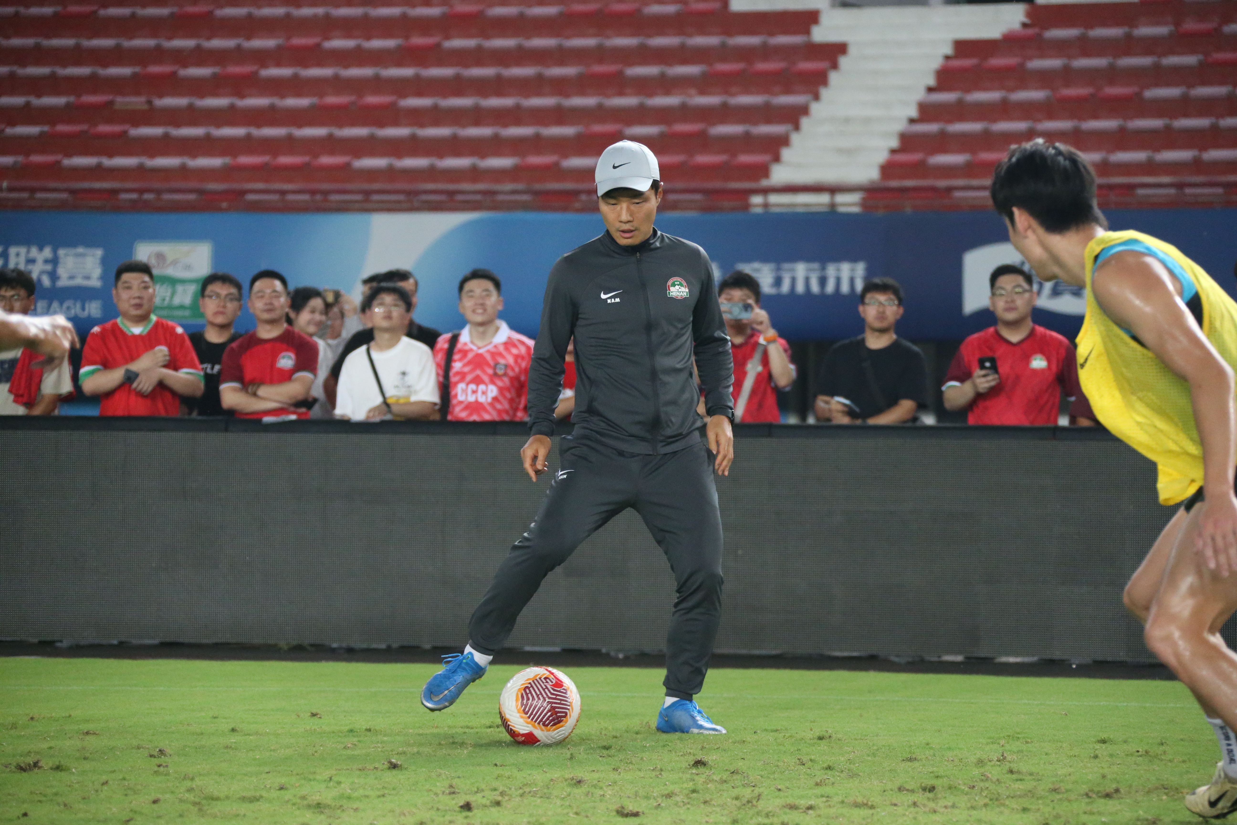 河南队主场作战，球迷积极助威队伍