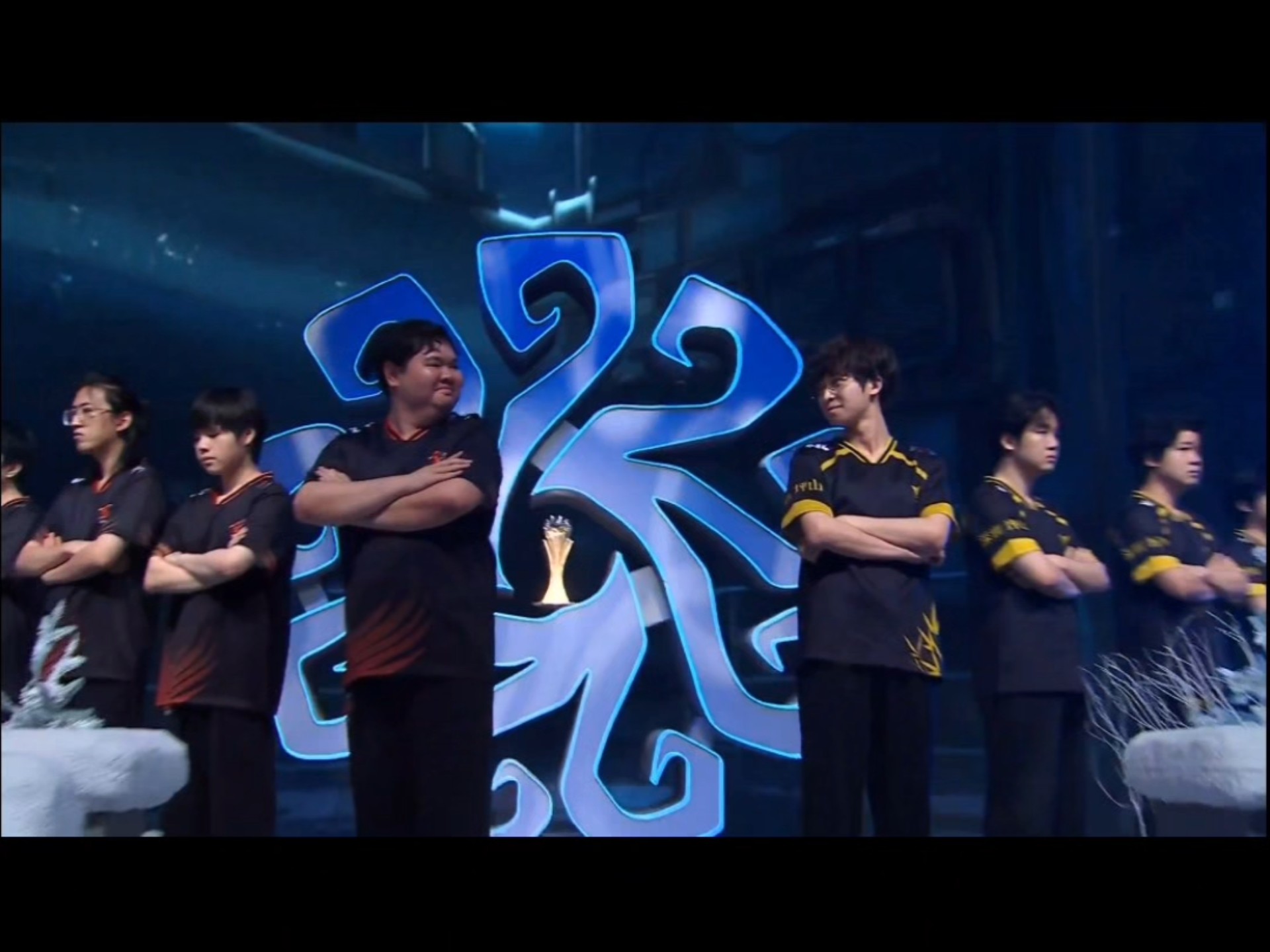 包含热门球队集结强大阵容，向胜利进发！的词条