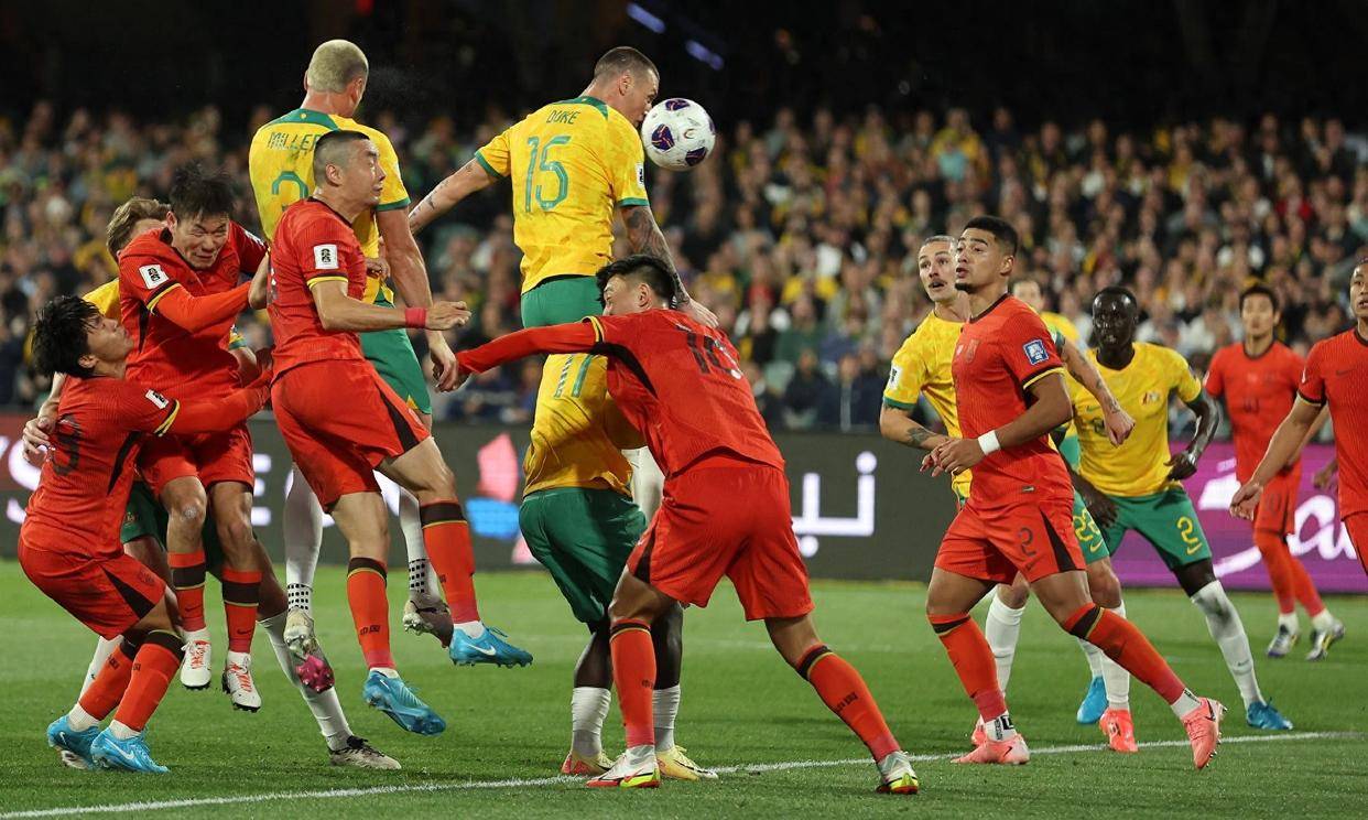 一场紧张激烈的比拼引发了球迷的狂热 一场紧张激烈的比拼引发了球迷的狂热