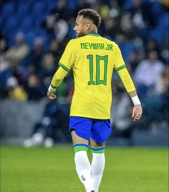 巴西足球明星表现抢眼获得好评