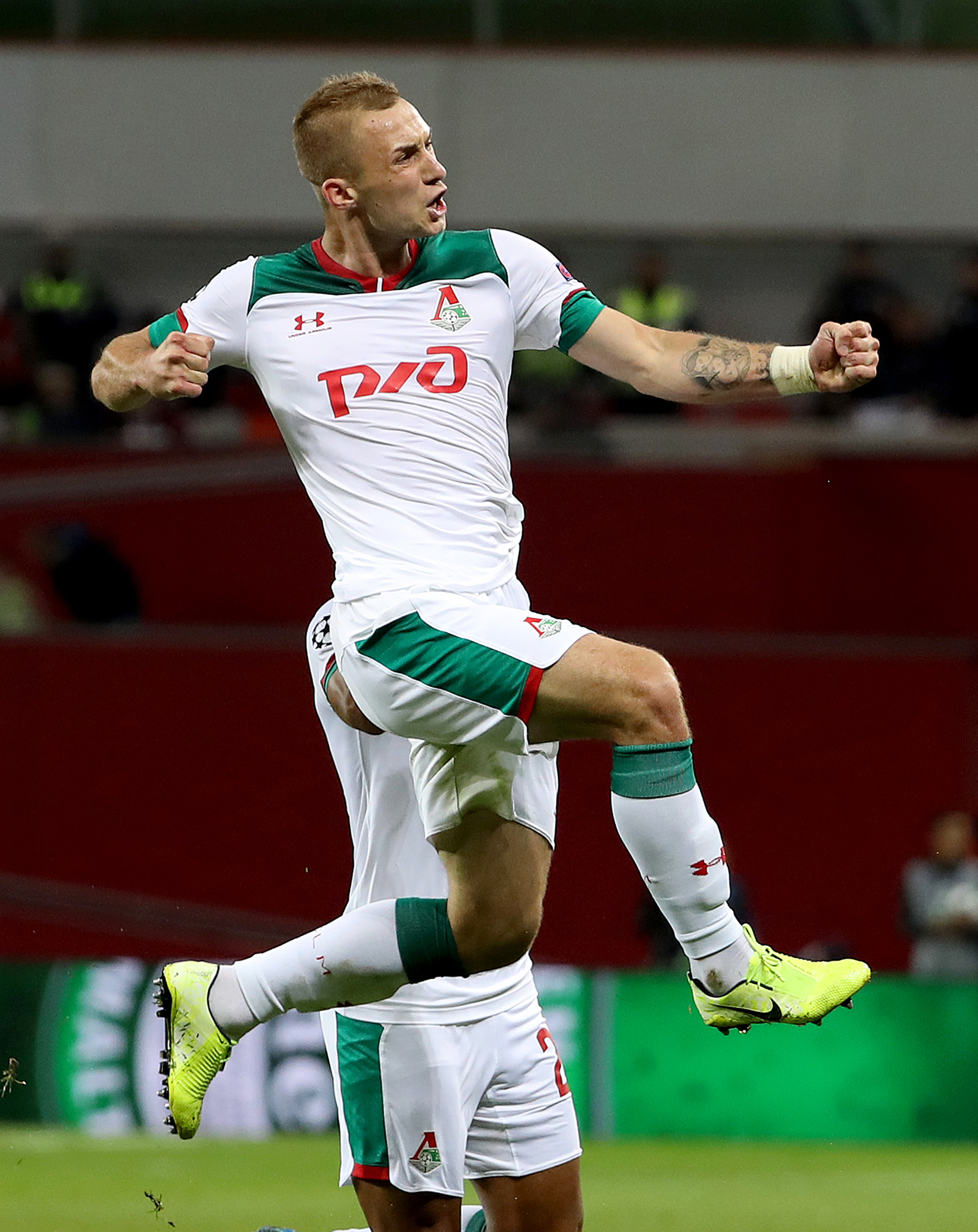 -阿贾克斯大胜乌迪内斯，夺得欧冠小组头名