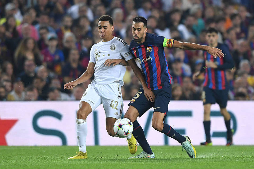 阿贾克斯大胜乌迪内斯，夺得欧冠小组头名