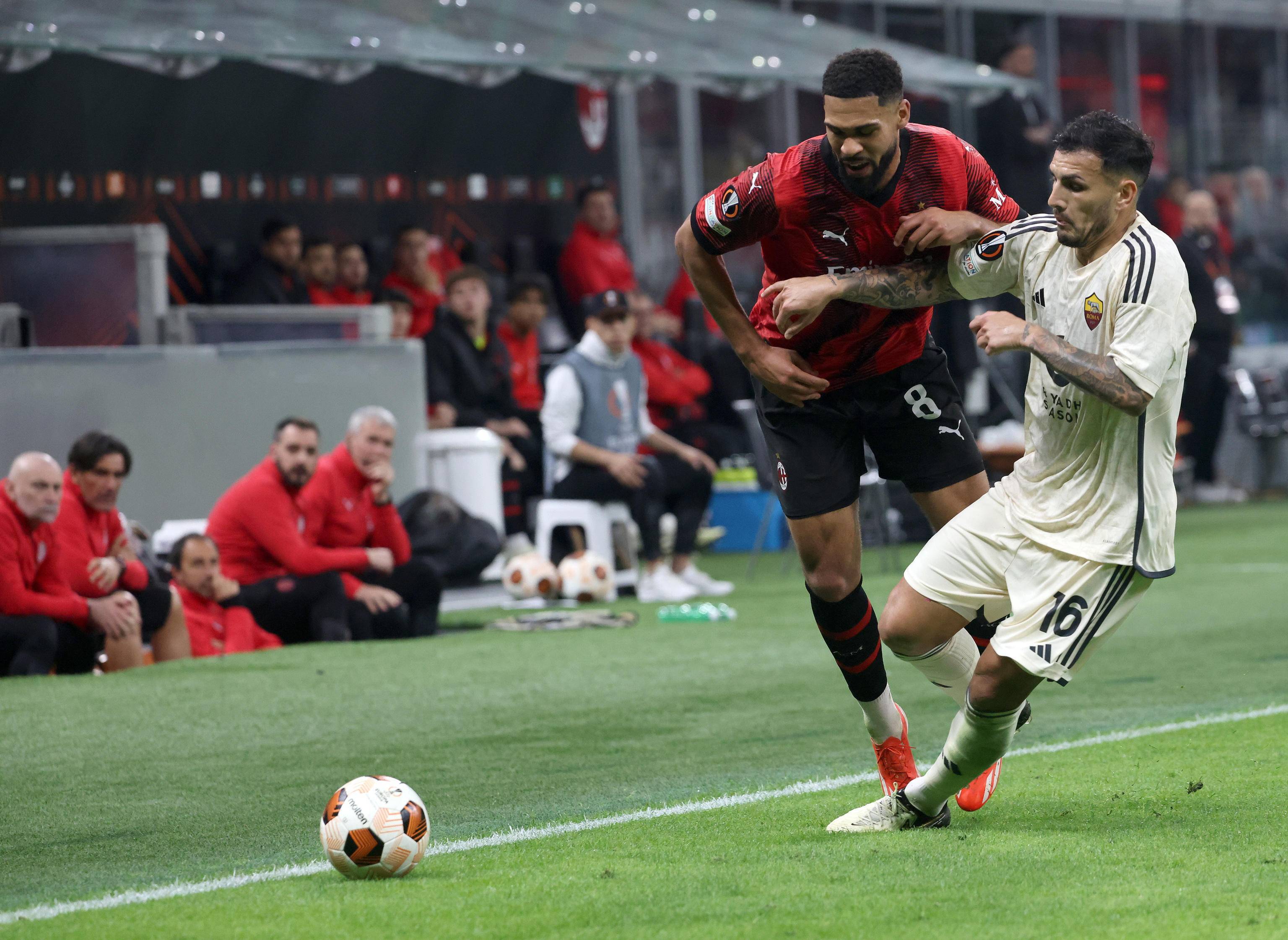 意甲联赛AC米兰队坚守阵地取胜 意甲联赛AC米兰队坚守阵地取胜