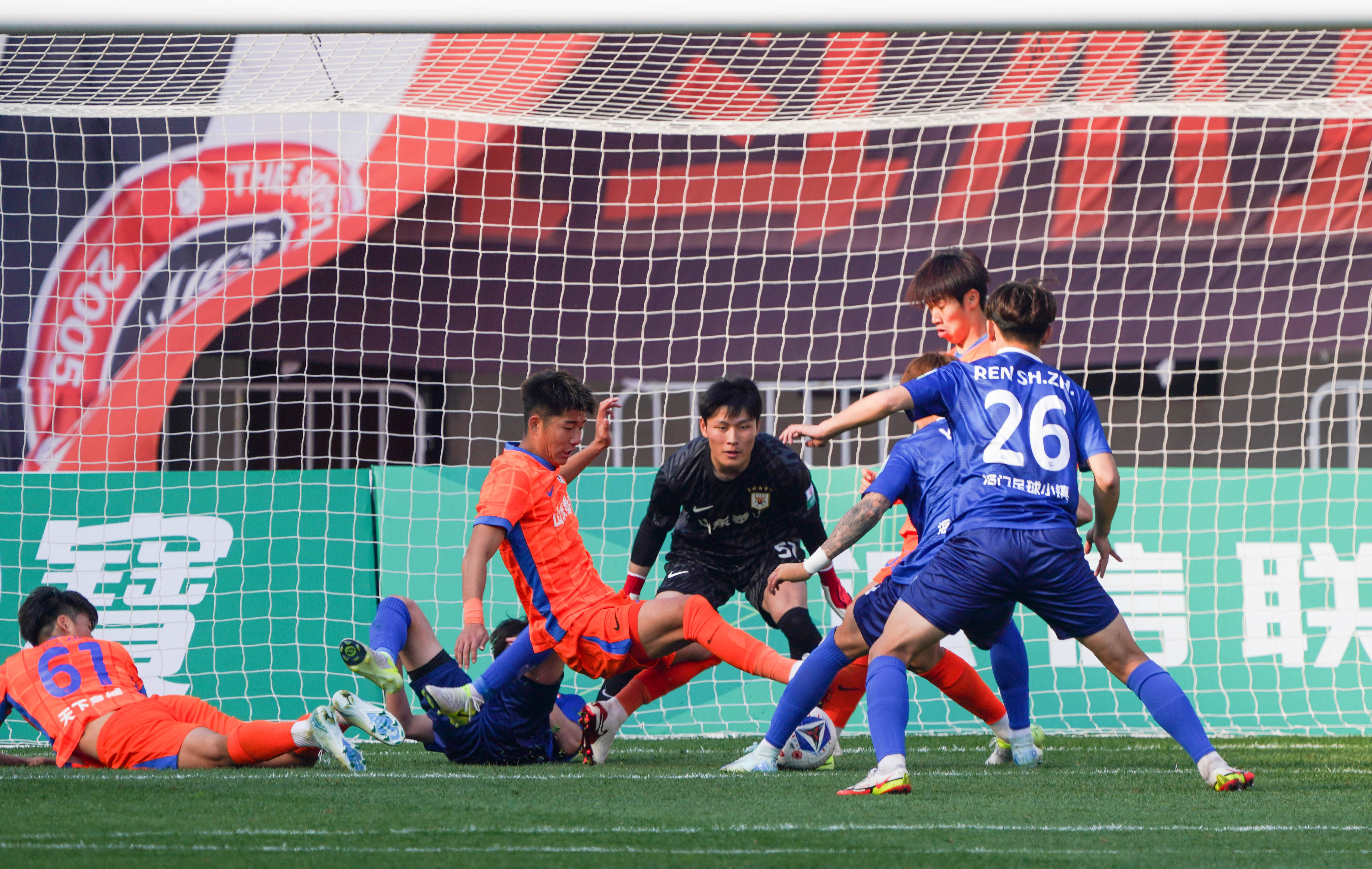 足球热潮席卷欧洲，球迷疯狂欢呼雀跃！的简单介绍