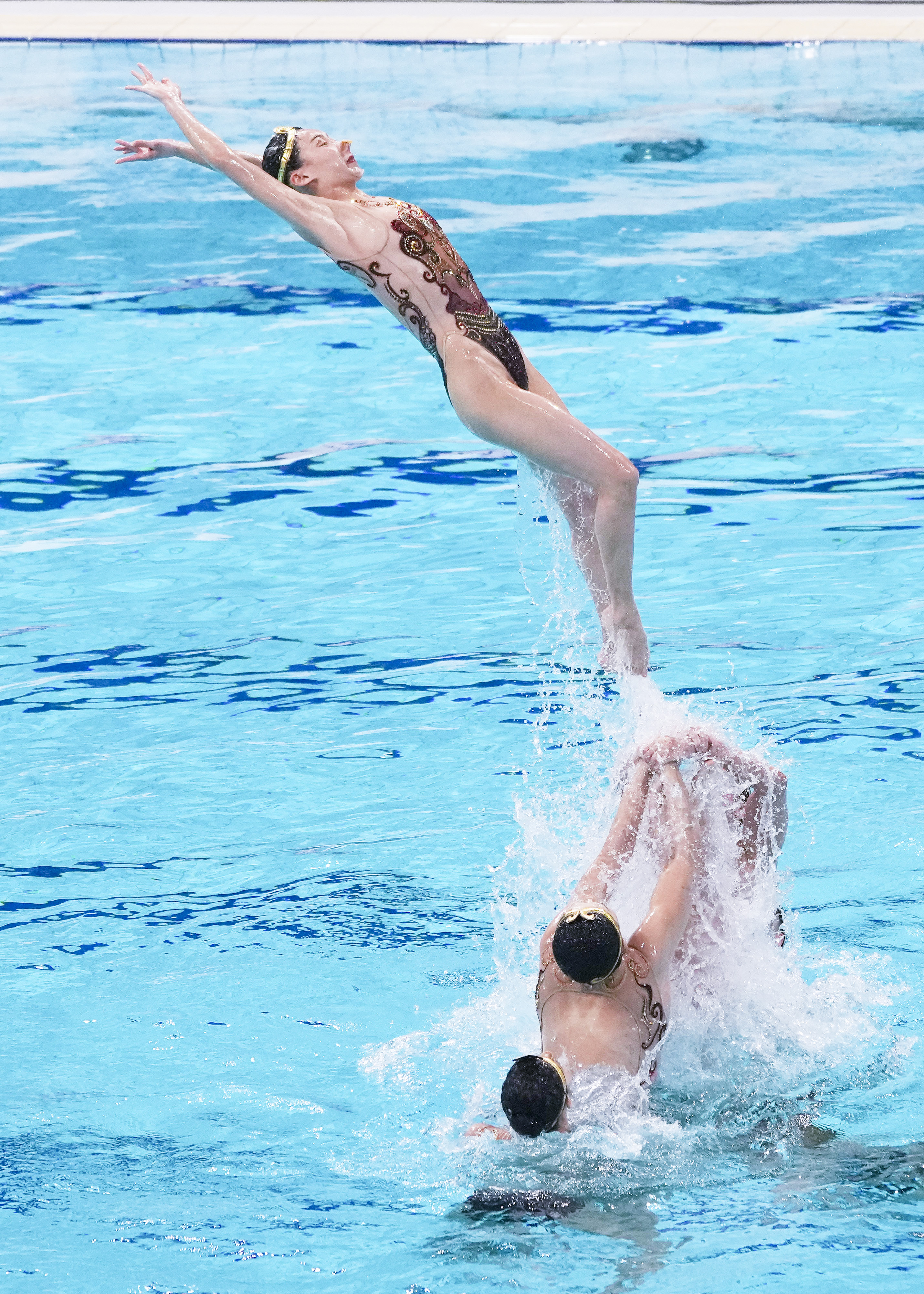 游泳比赛良性竞争！新纪录刷新，世界冠军登顶