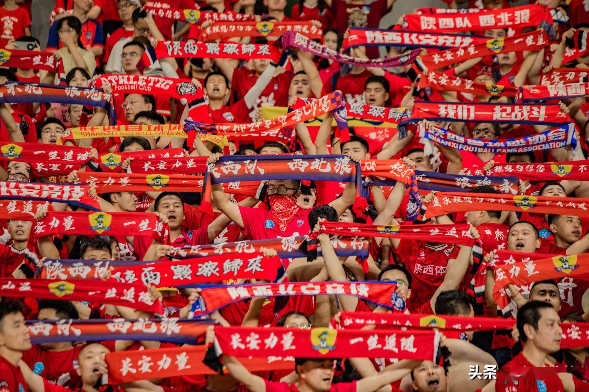 FB体育在线-中国顶级足球联赛上演激动对决，球员竞技猛烈