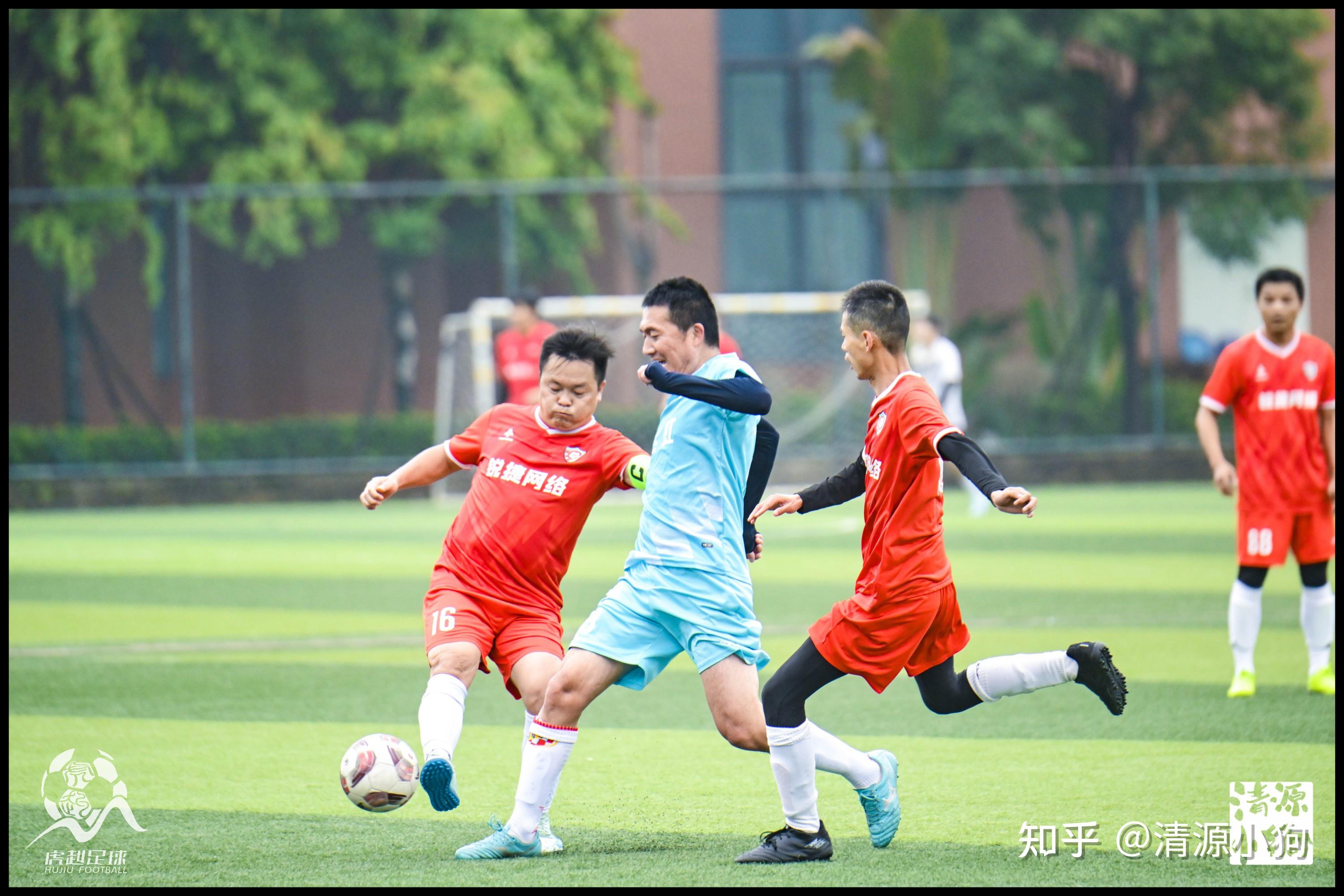 中国顶级足球联赛上演激动对决，球员竞技猛烈