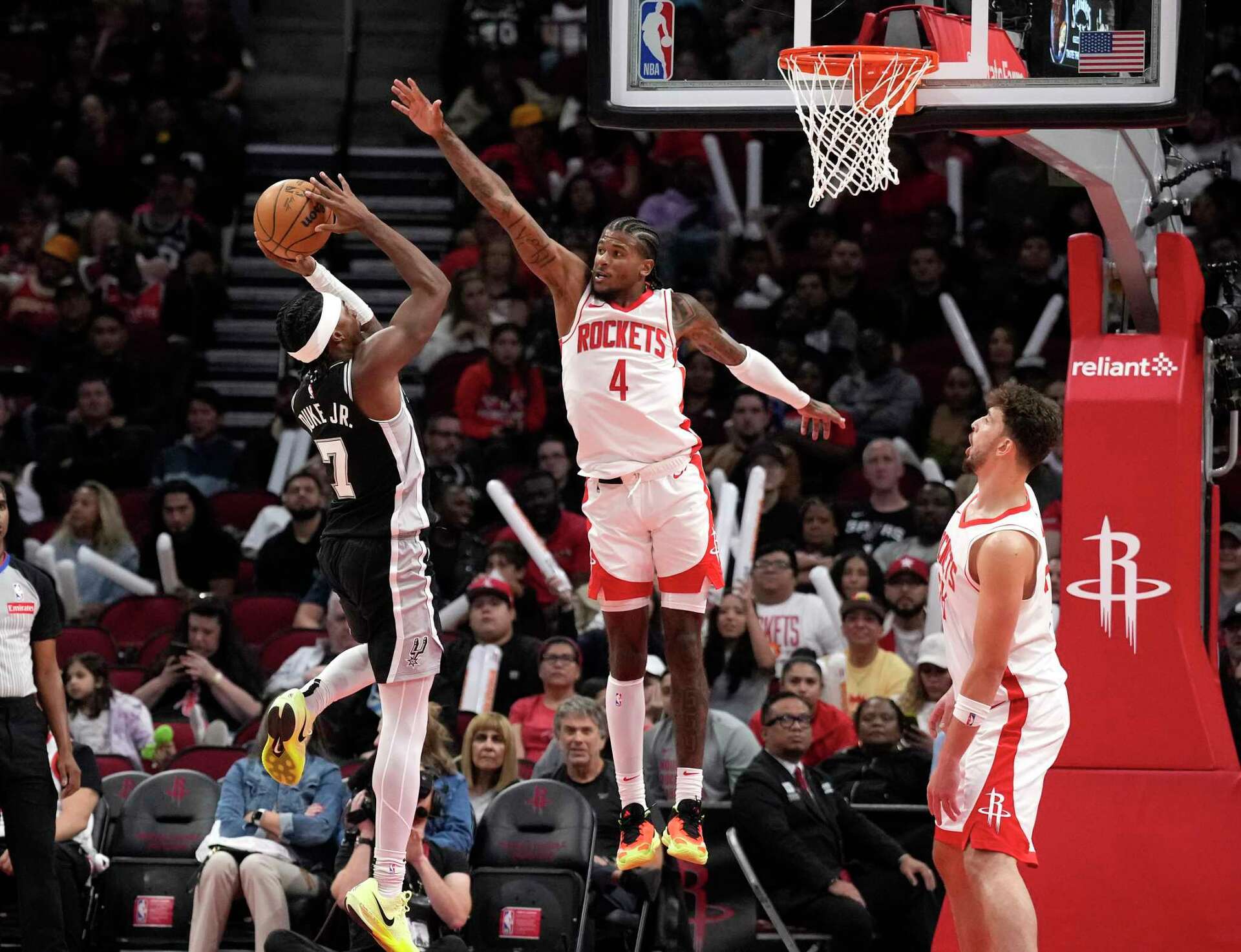 包含火箭队客场战胜马刺，豪取胜利的词条