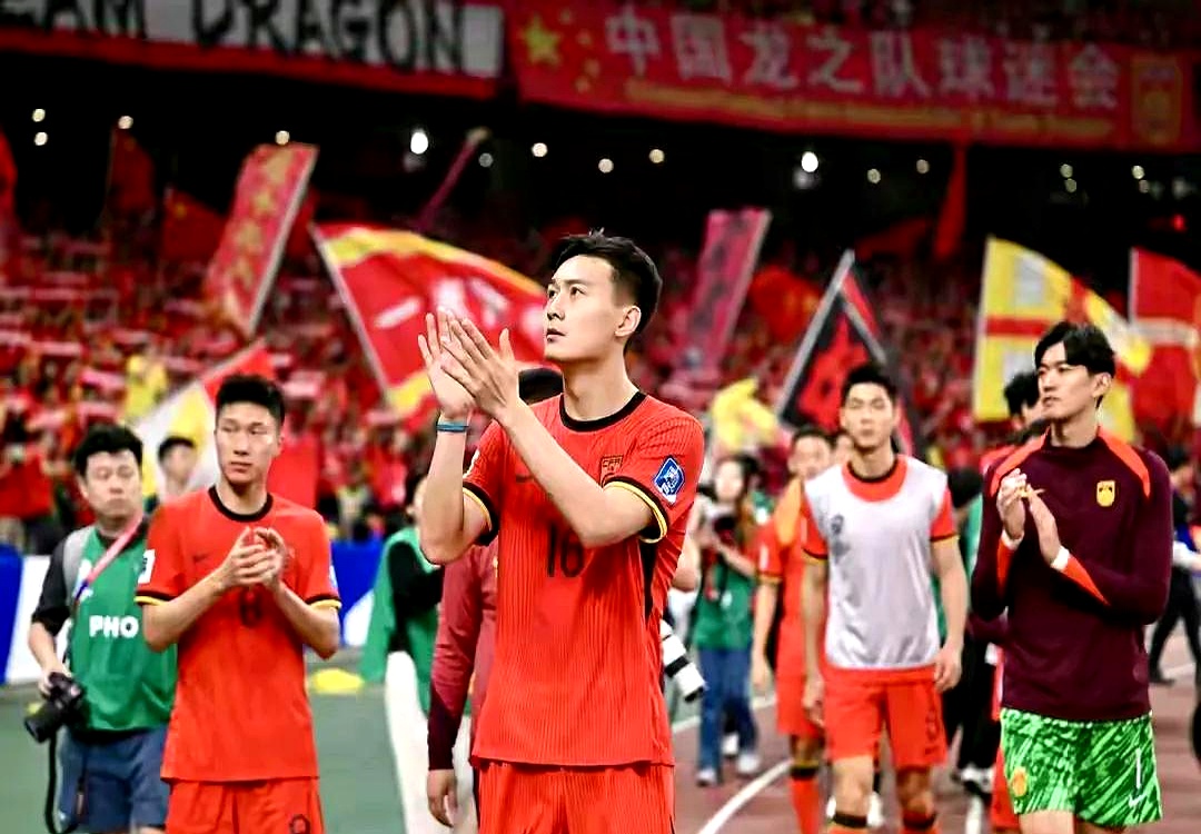 FB体育APP-中国男足备战世预赛：里皮时代拼搏精神继续延续