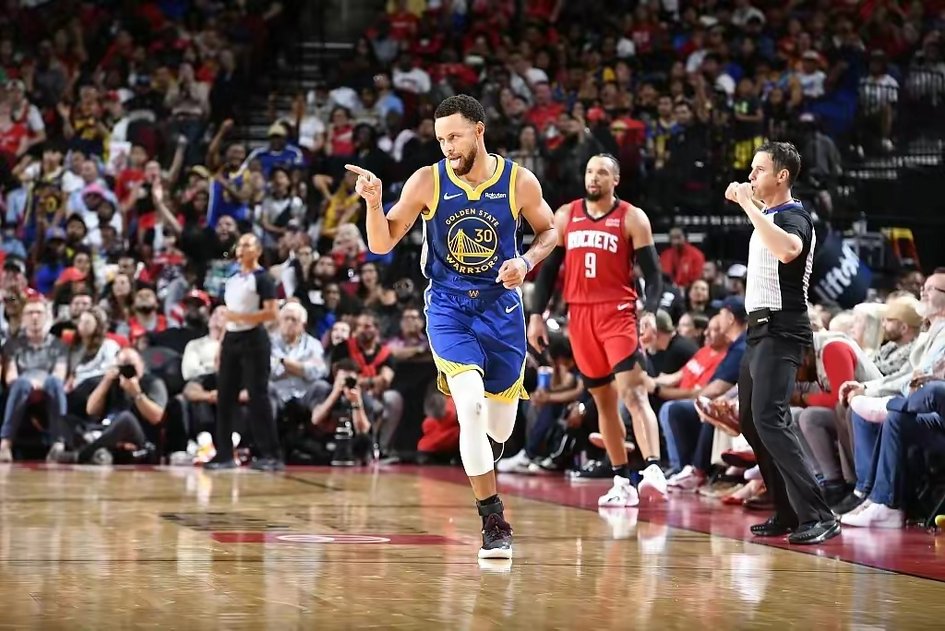 勇士主场大胜火箭，库里三分球稳定得分高效