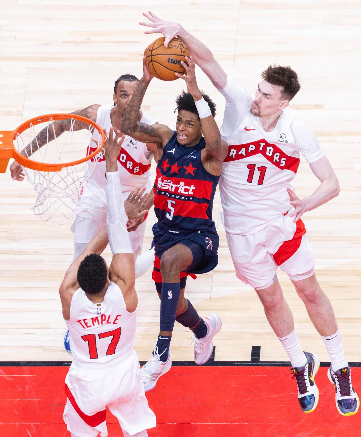 FB体育APP-猛龙在主场大胜篮网，势不可挡